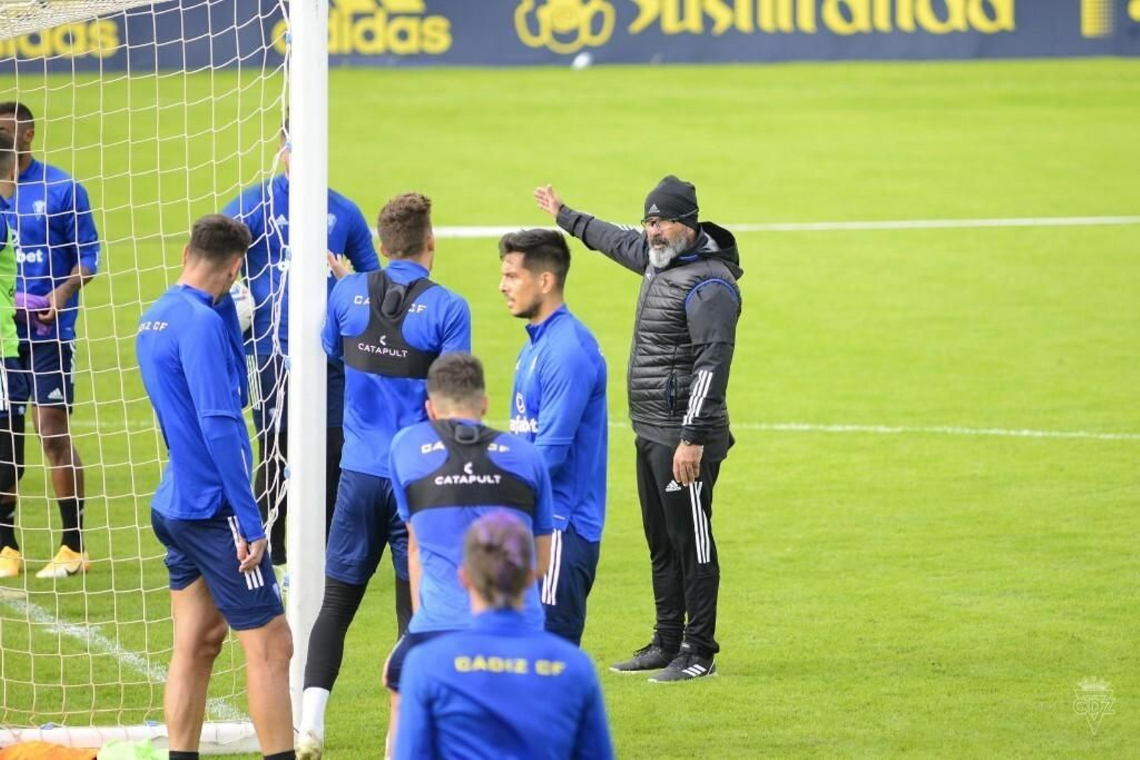 Cervera hace una indicación durante una sesión.