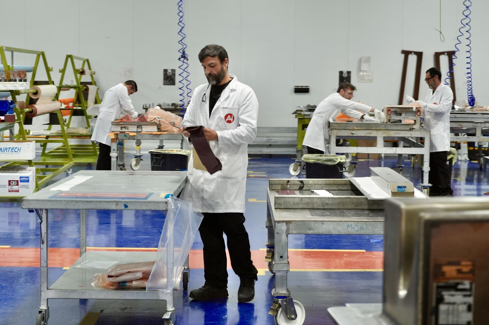 Varios trabajadores en las instalaciones de Airtificial en Jerez de la Frontera (Cádiz).