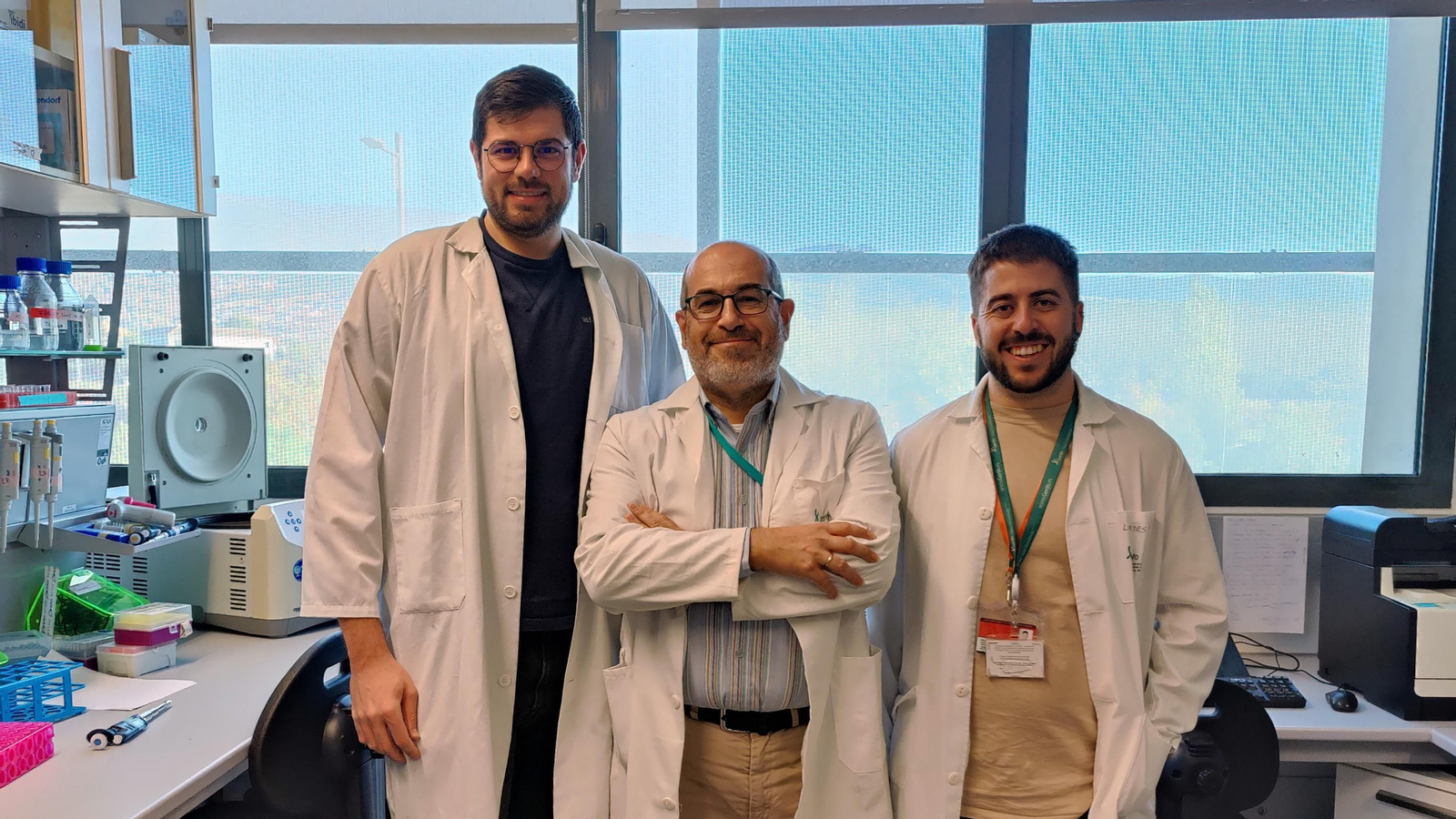 De izquierda a derecha, Jorge Cerón, Pedro J. Real y Gonzalo Martínez, investigadores del Departamento de Bioquímica y Biología Molecular I de la UGR y Genyo.