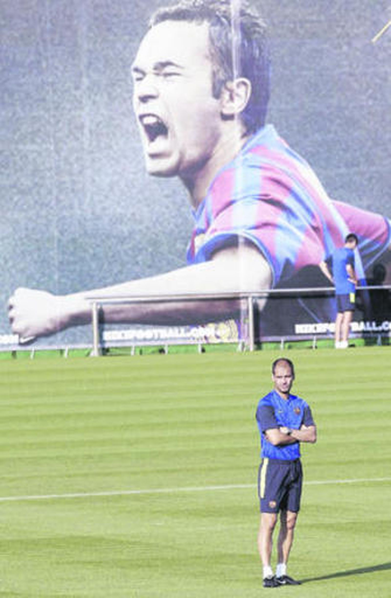 Guardiola, pensativo, durante el entrenamiento de ayer.