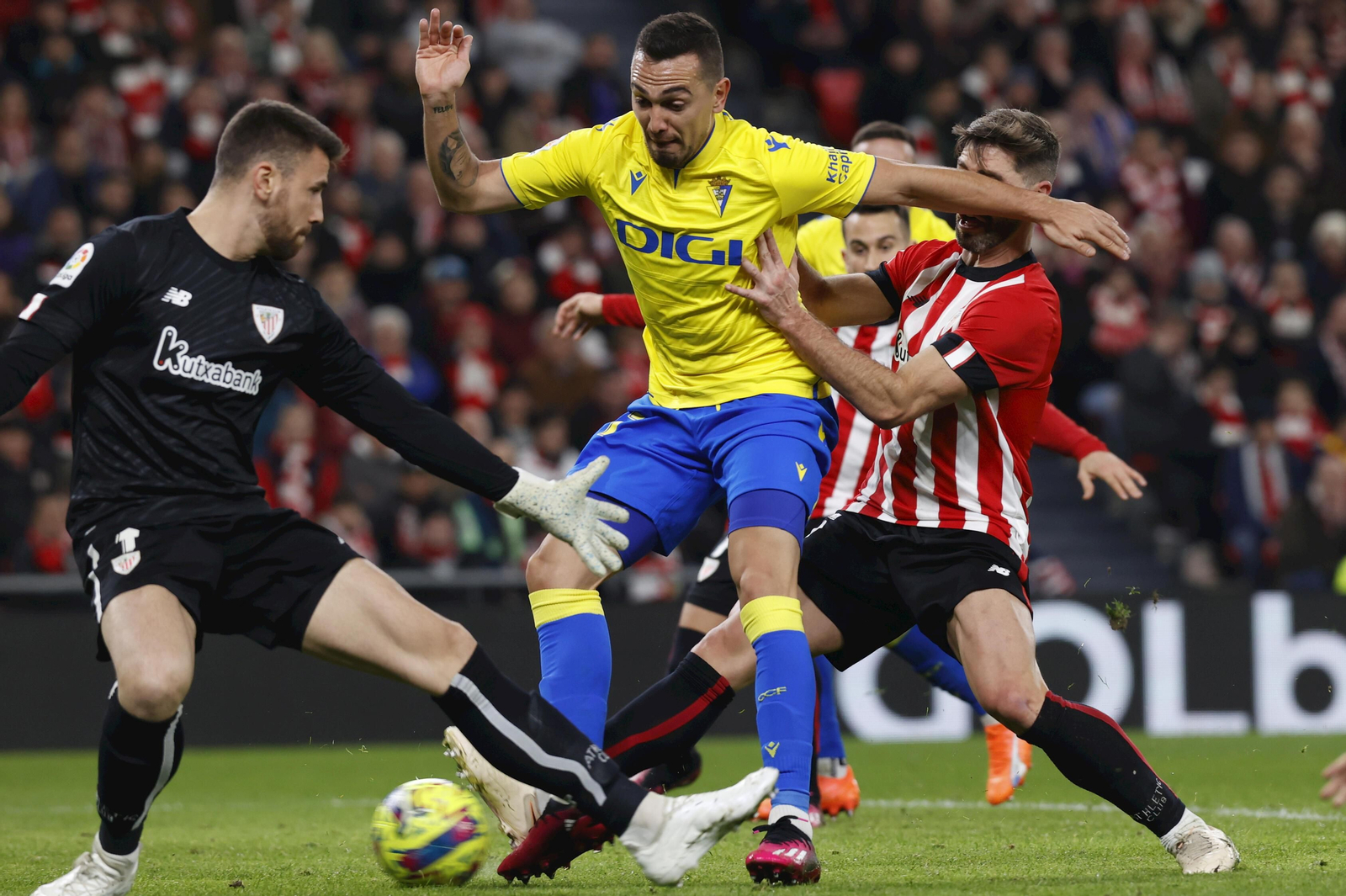 Escalante remata a gol tras el pase de Brian Ocampo.