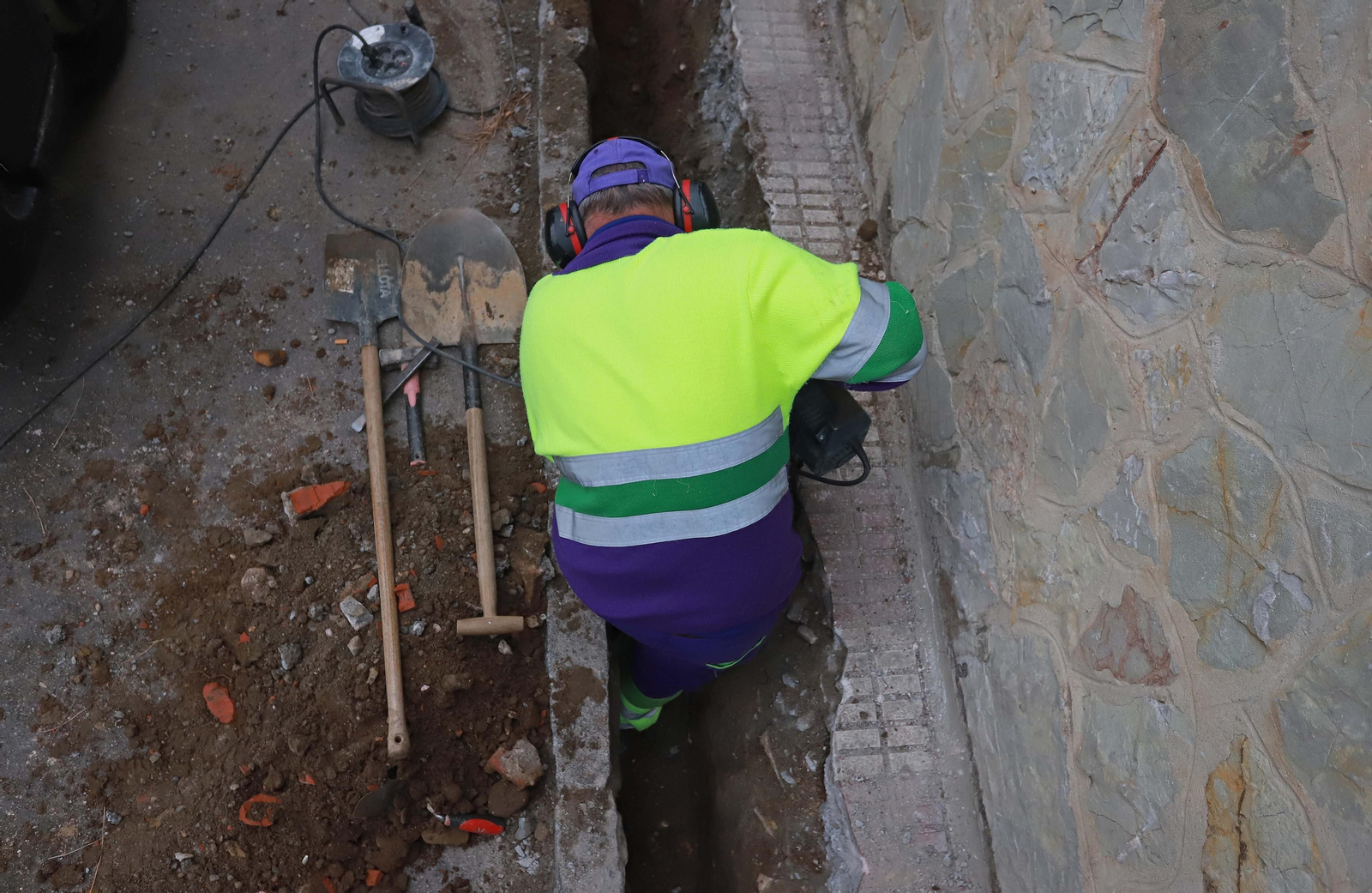Un trabajador de Arcgisa repara una avería en la red de aguas.