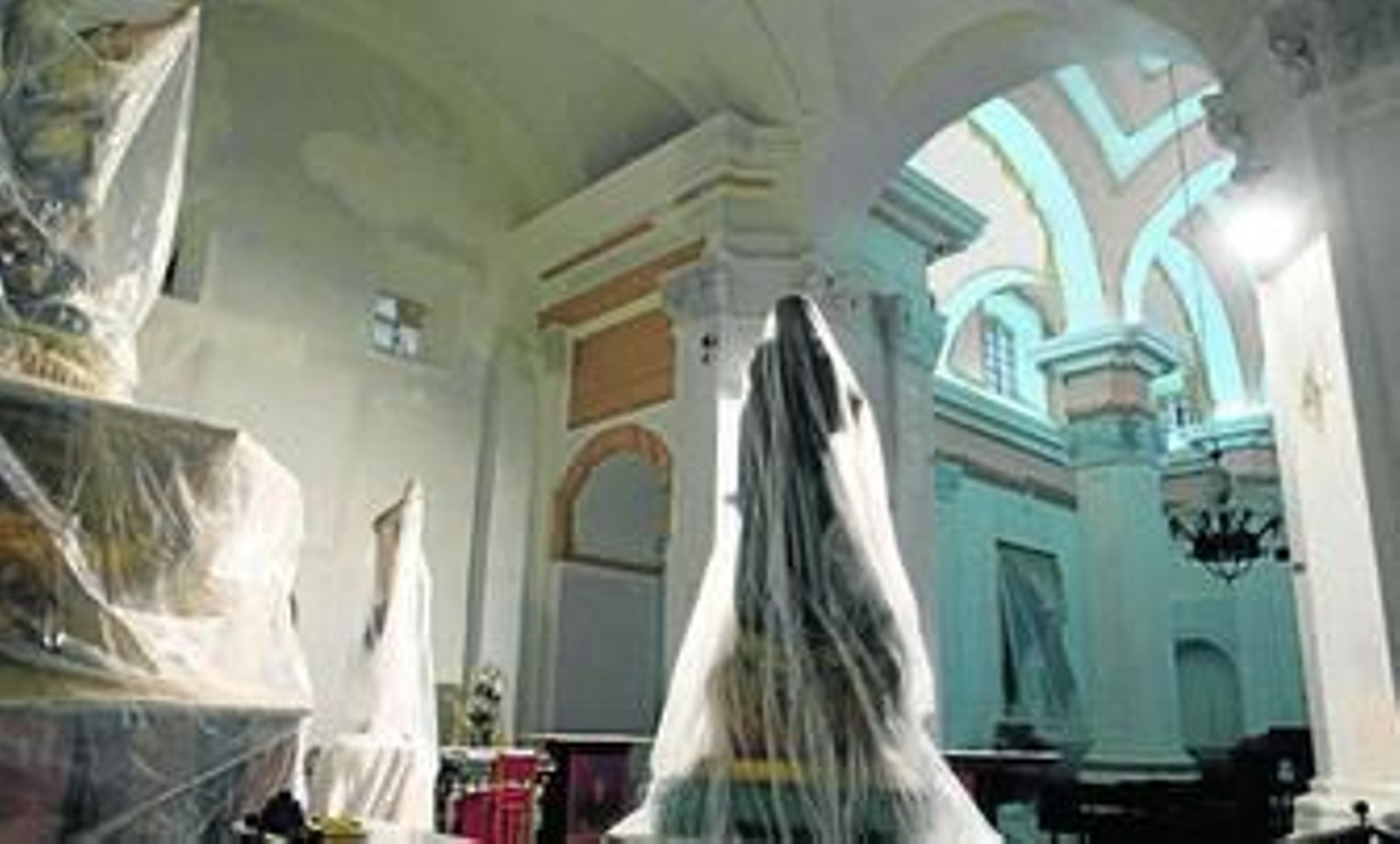 El interior de la iglesia de la Castrense, con las imágenes y altares cubiertos por plásticos por la pintura que recientemente se realizó de todo el templo.