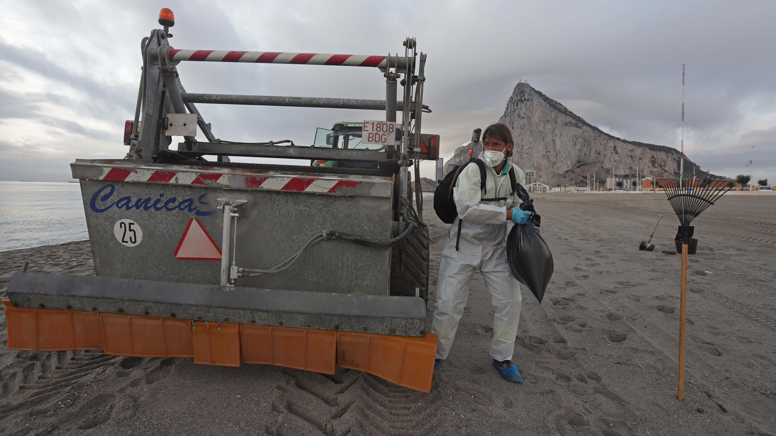 Fotos de las labores de limpieza en la playa de Santa Barbara por el nuevo vertido del 'OS 35' en La Línea