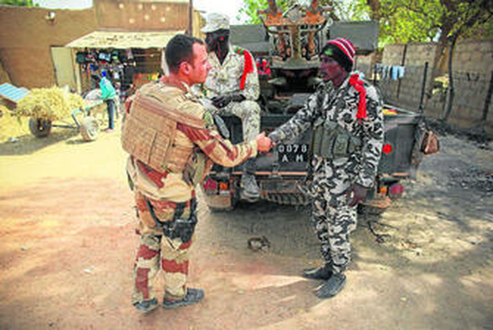 Soldados franceses y malíes se saludan ayer en la recién liberada ciudad de Dabaly.