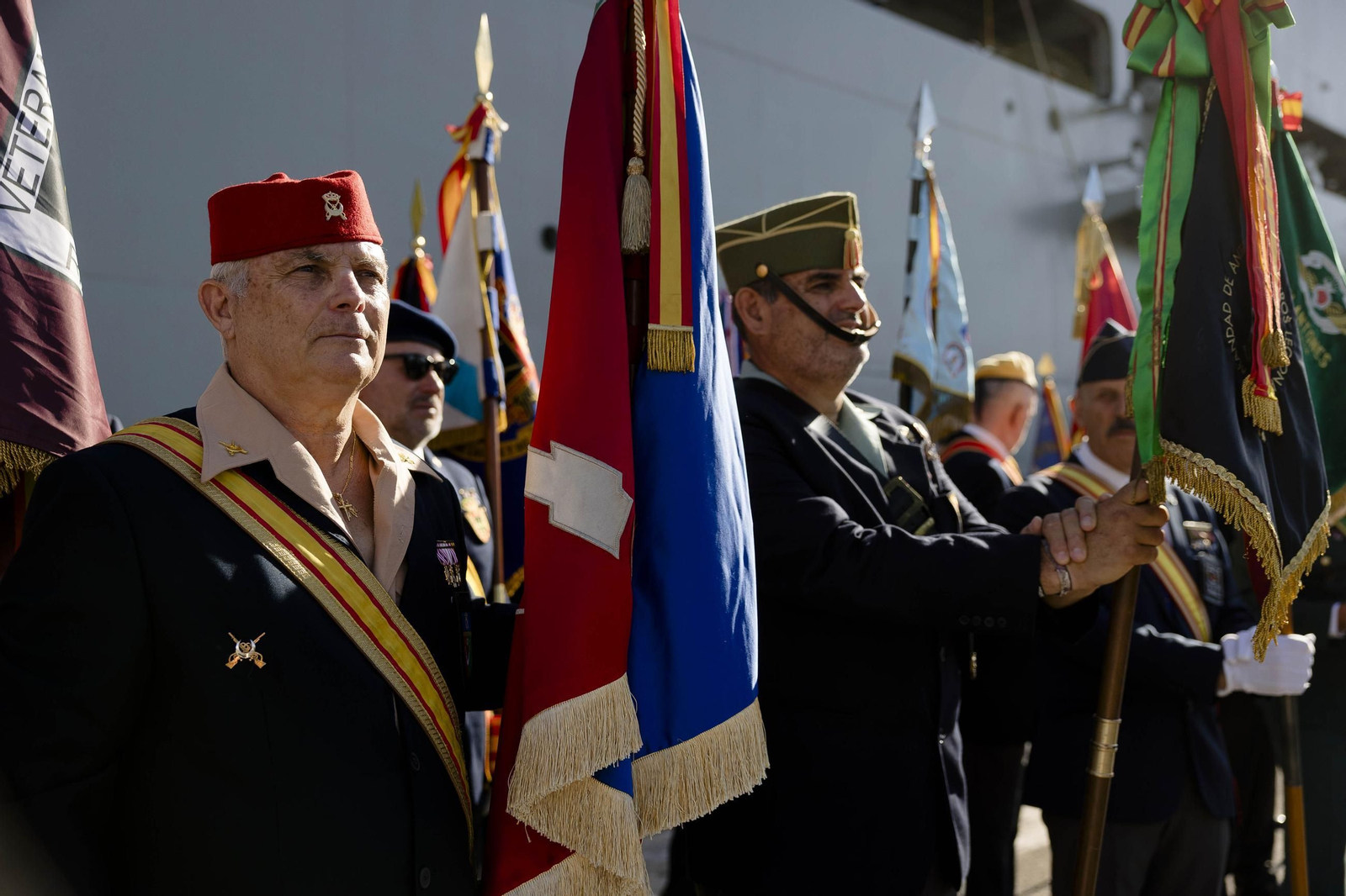 Las imágenes del día del veterano de las Fuerzas Armadas y Guardia Civil en Cádiz.
