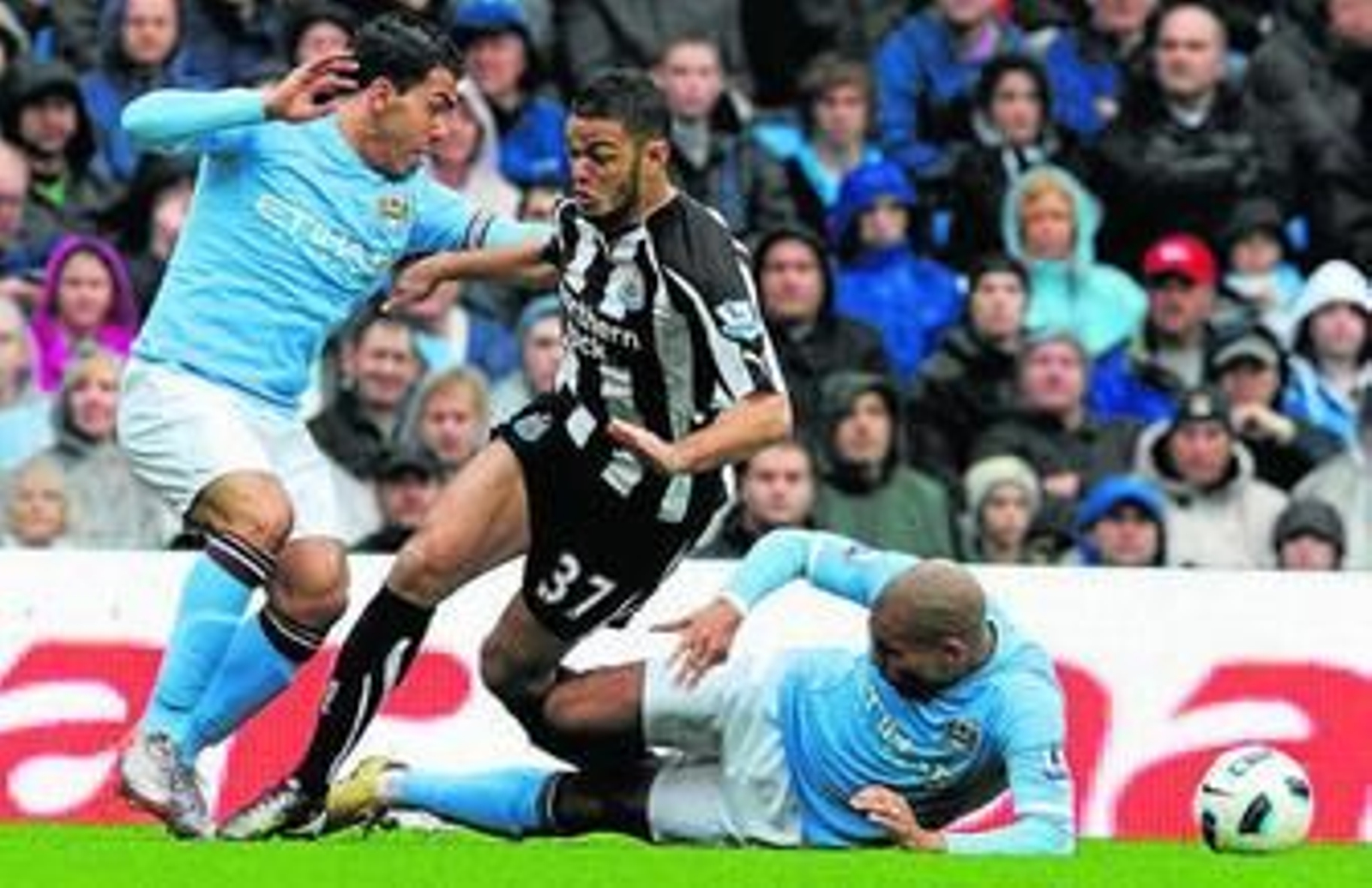 El holandés De Jong golpea con dureza a Ben Arfa en la acción de la lesión del francés.