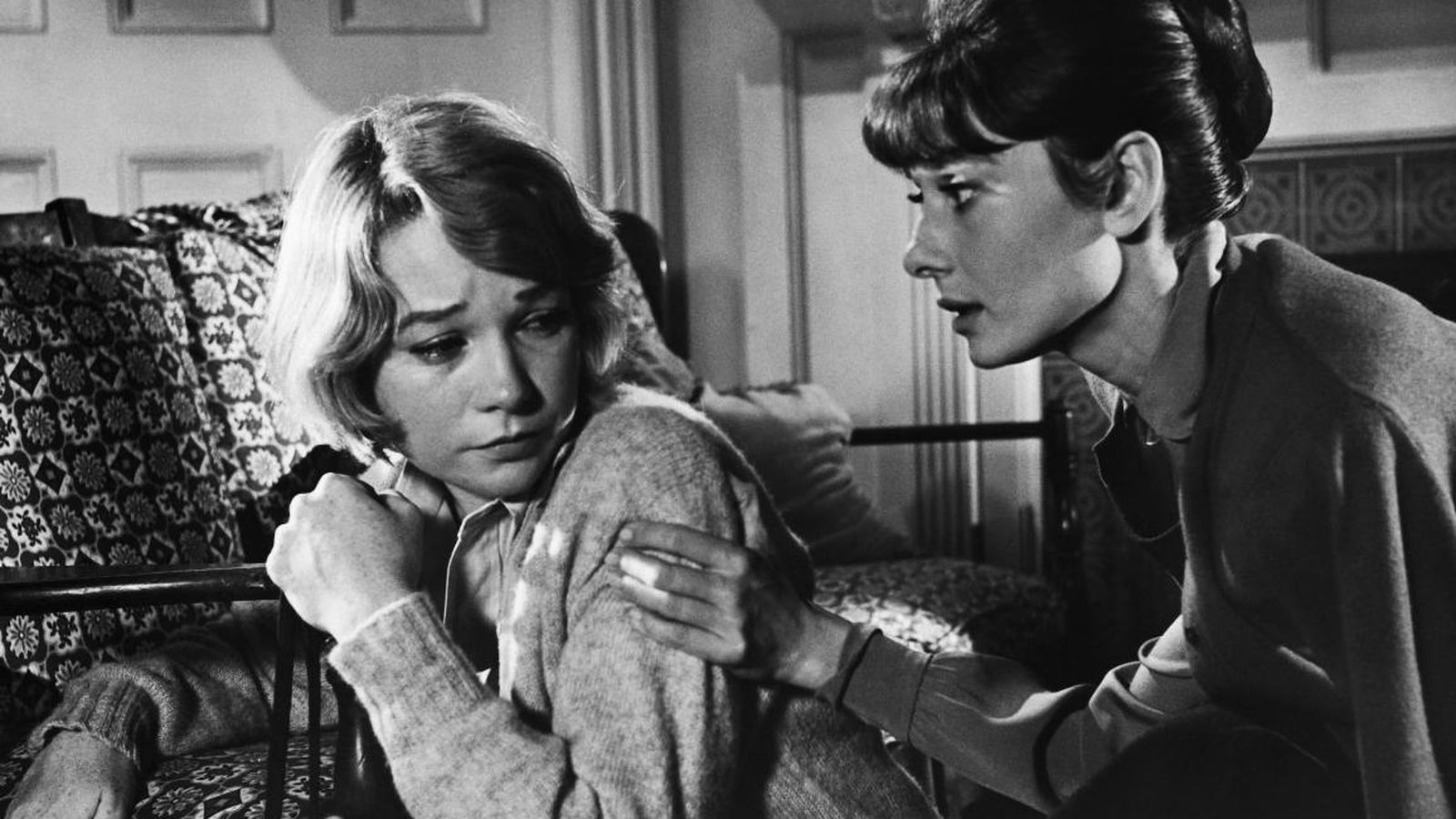 Shirley McLaine y Audrey Hepburn en una imagen de 'La calumnia' (1961, William Wyler)