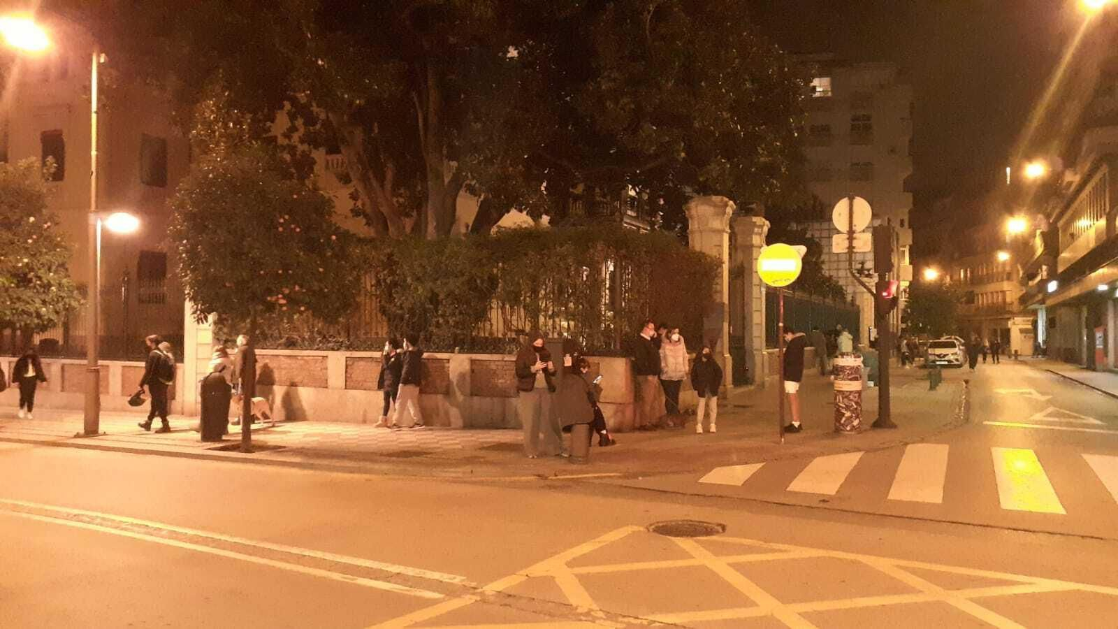 Fotos: cientos de personas salen a la calle tras los terremotos en Granada