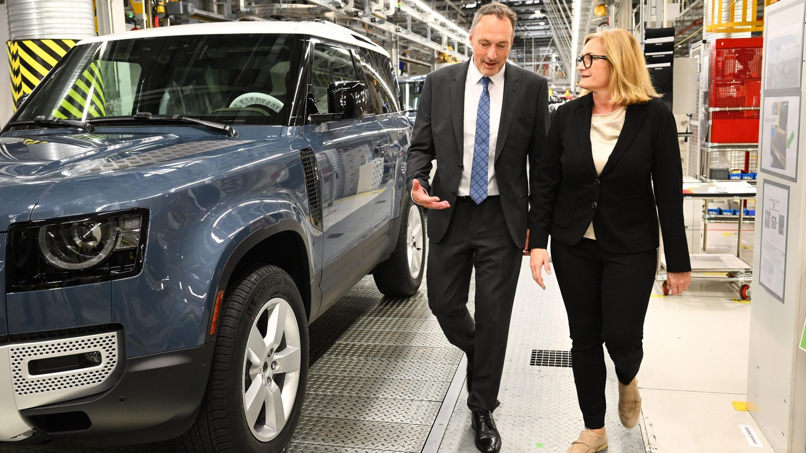 En la actualidad, la planta de Nitra, de la que es director de operaciones el español Guillermo Mancholas, ha pasado de dos a tres turnos para aumentar la producción de 2.000 a 3.000 vehículos por semana.