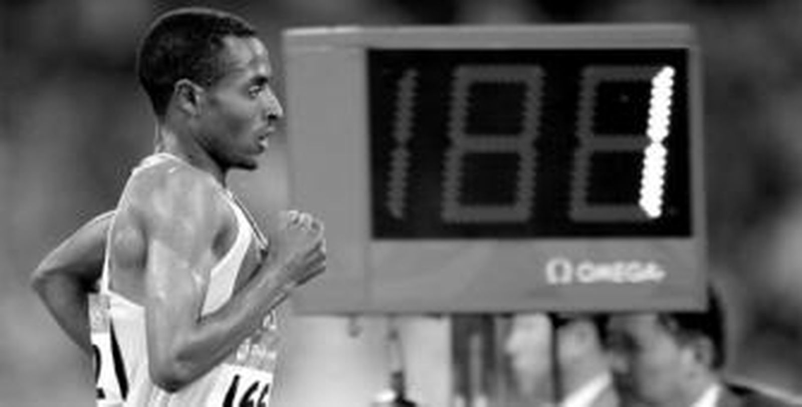 Bekele cruza la meta a falta de una vuelta para su victoria en los 10.000 metros.