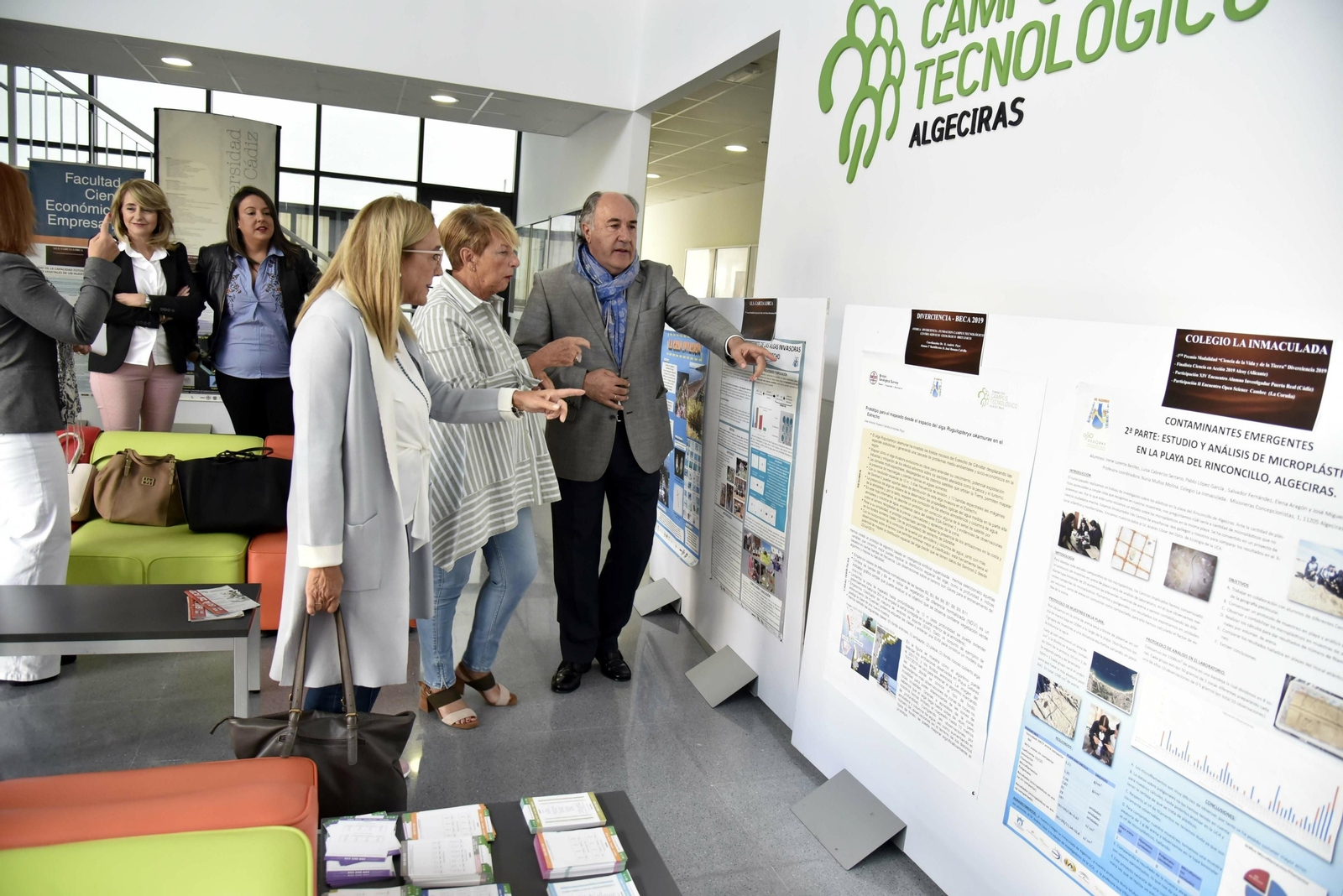 La presidenta de Amigos de la Ciencia, Ana Villaescusa, muestra los trabajos de 2019 al alcalde de Algeciras