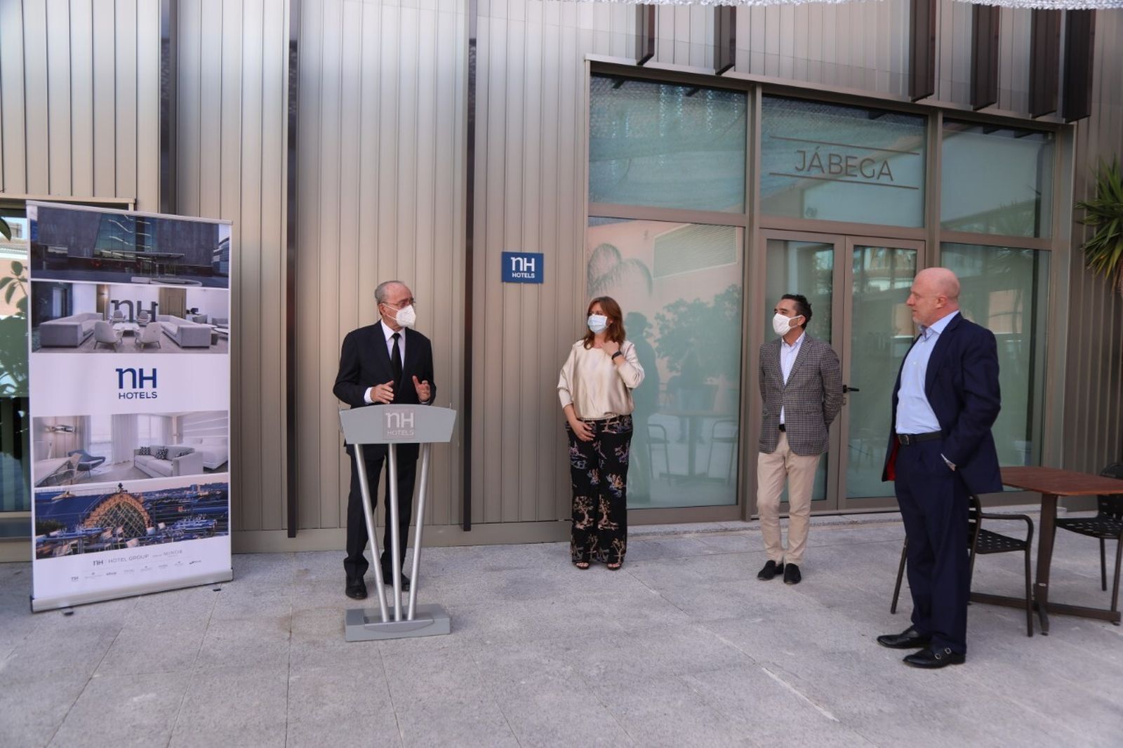 Acto de reapertura del hotel NH Málaga con el alcalde.