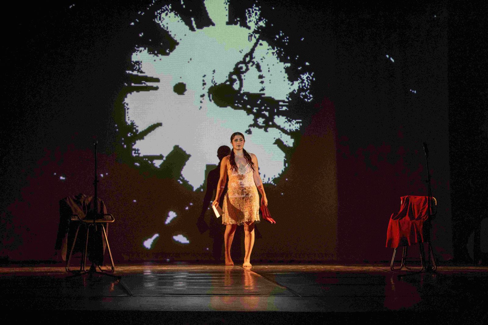 Lucía Bocanegra es la gran protagonista de ‘Mujer descalza frente al mar’.