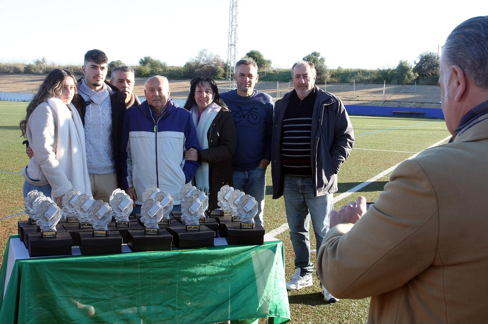 Imágenes del partido homenaje a los árbitros históricos de fútbol de Huelva