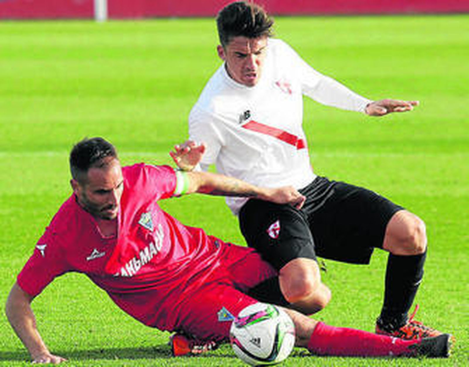 Un lance del partido en la Ciudad Deportiva del Sevilla.