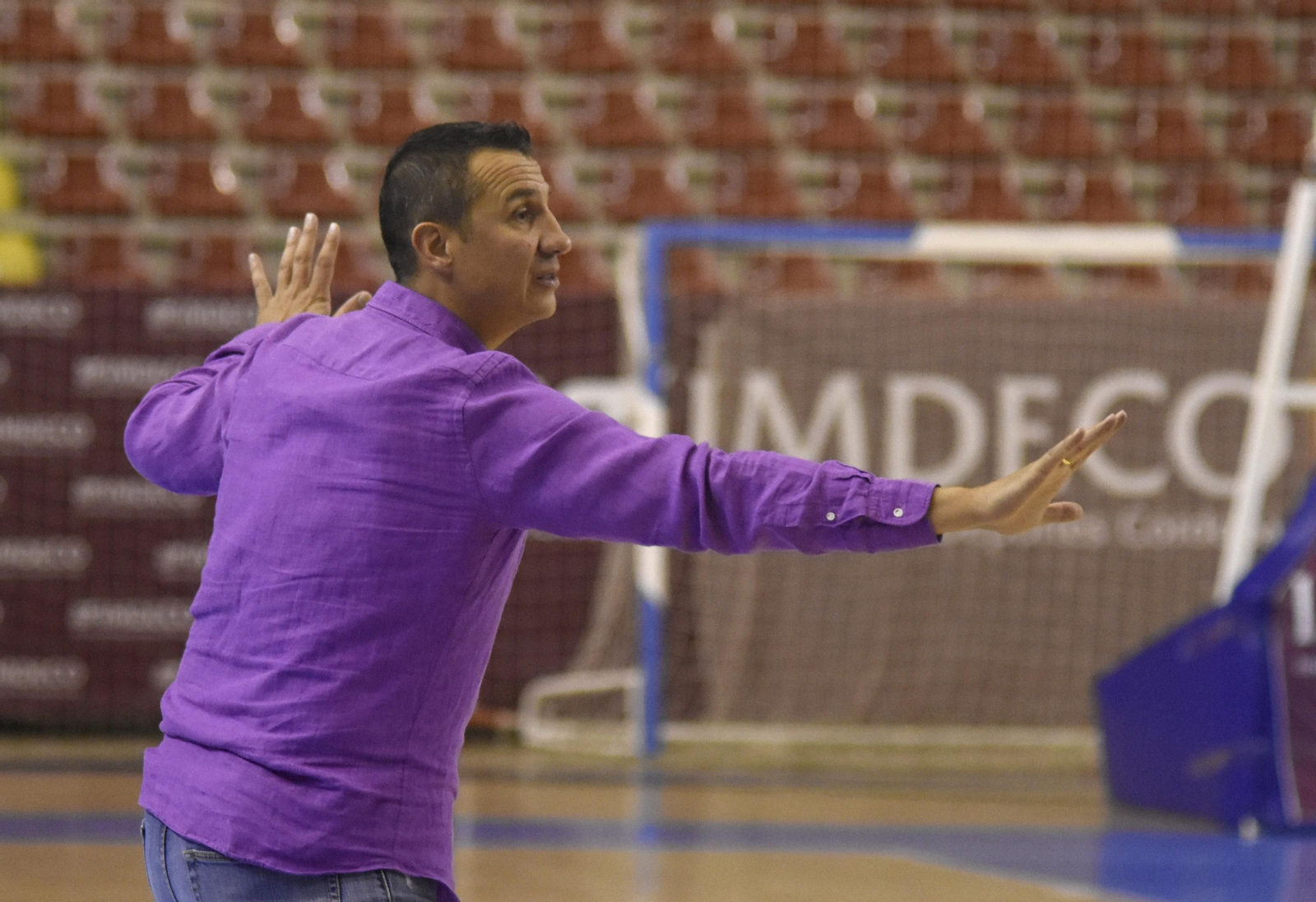 Jesús Lázaro dirige un partido en Córdoba.