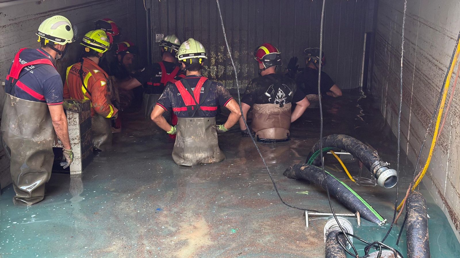 Los Bomberos de Granada colaboran en las tareas de achique de agua Los Bomberos de Granada colaboran en las tareas de achique de agua