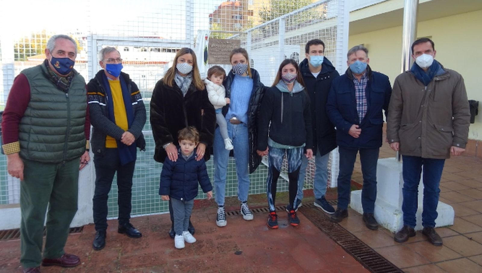 Javier Delgado, Juan Vizos, Julia Delgado, Juan y Ana Fábregas, Ana y Marta Espigado, Juan Fábregas, José María Espigado y Pablo Deudero, durante el acto de inauguración  de la pista de tenis, en el Club Naval de Oficiales, en San Fernando.