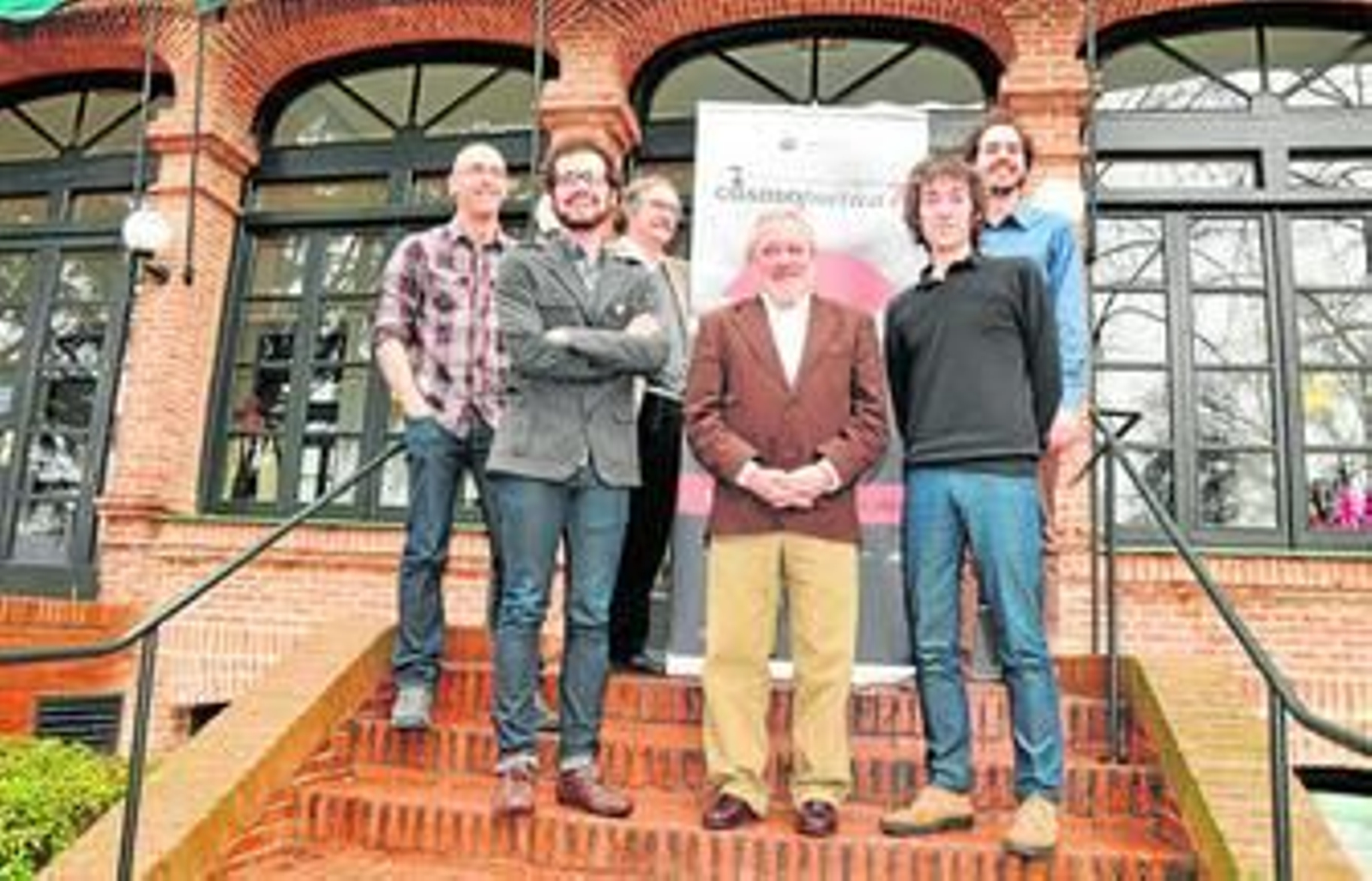 Andrés Ocaña, junto al director del festival, Manuel Pérez, y algunos de los organizadores, ayer, en la puerta de la Residencia de Estudiantes. Andrés Ocaña, junto al director del festival, Manuel Pérez, y algunos de los organizadores, ayer, en la puerta de la Residencia de Estudiantes.
