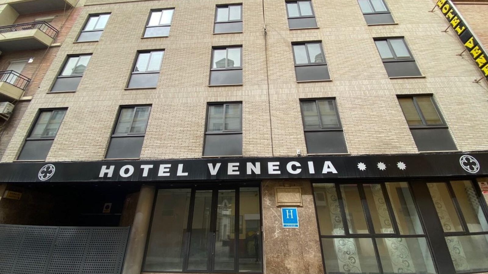 El hotel Venecia en la calle Trajano cuenta con una placa donde se recuerda que en esta zona estuvo el taller de Pacheco.