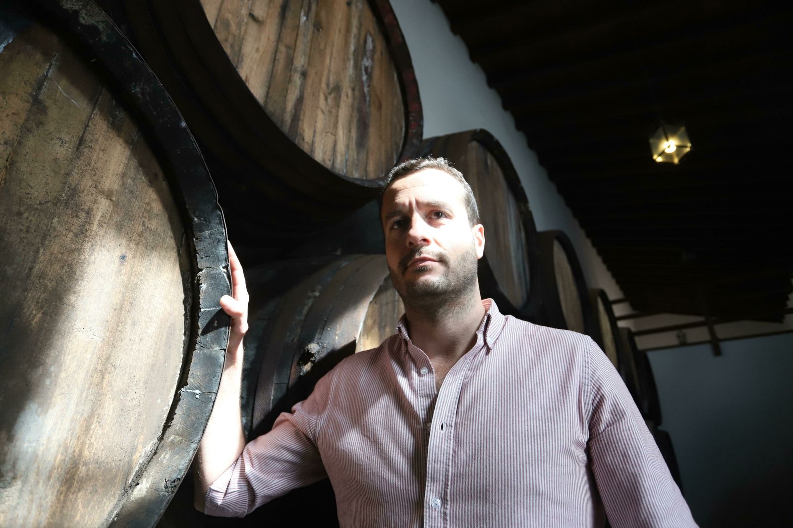 El enólogo José Joaquín Contreras, en dependencias de su bodega en Rociana del Condado.