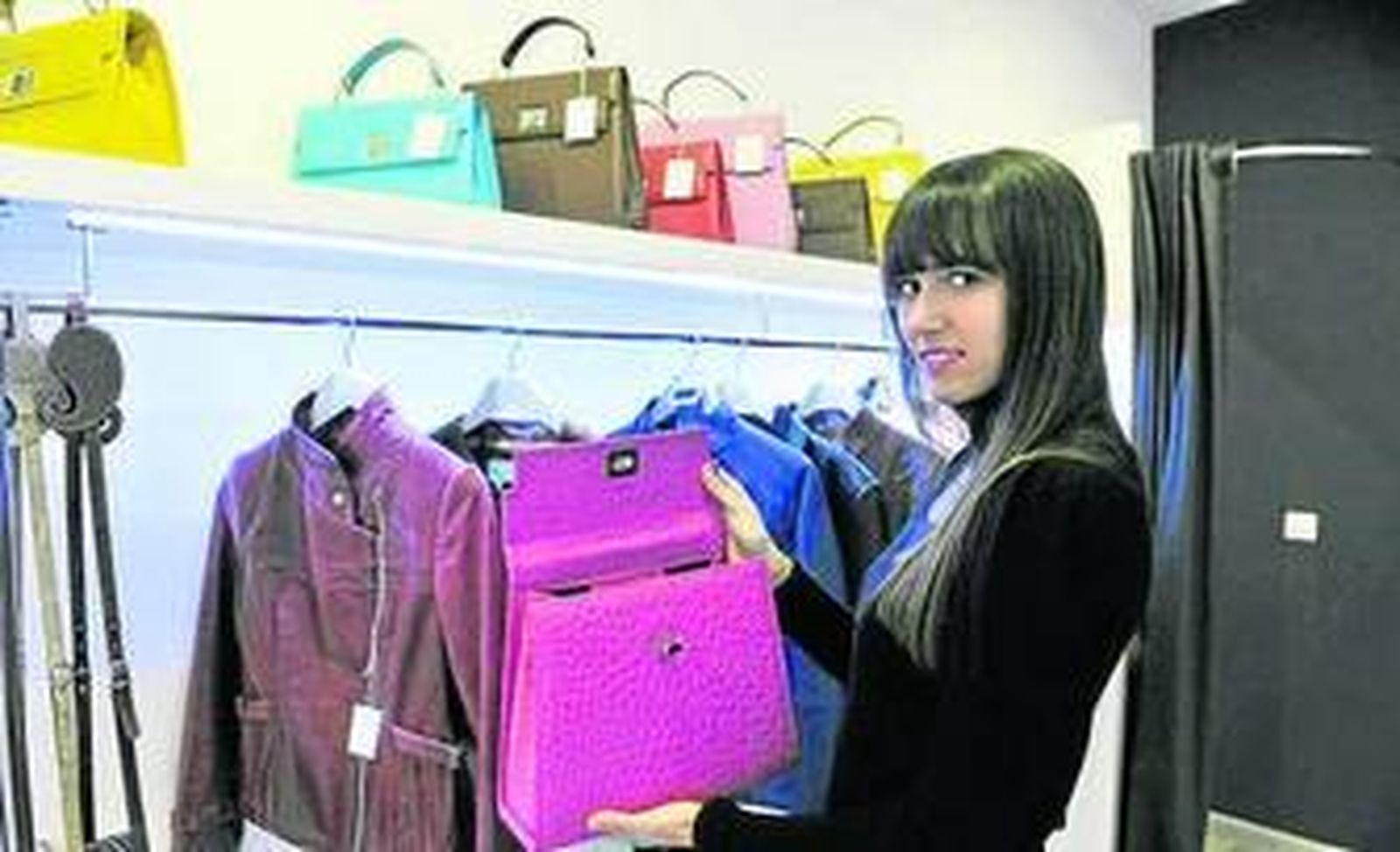 La diseñadora Carmen Berdonces en su tienda de la calle Amor de Dios.