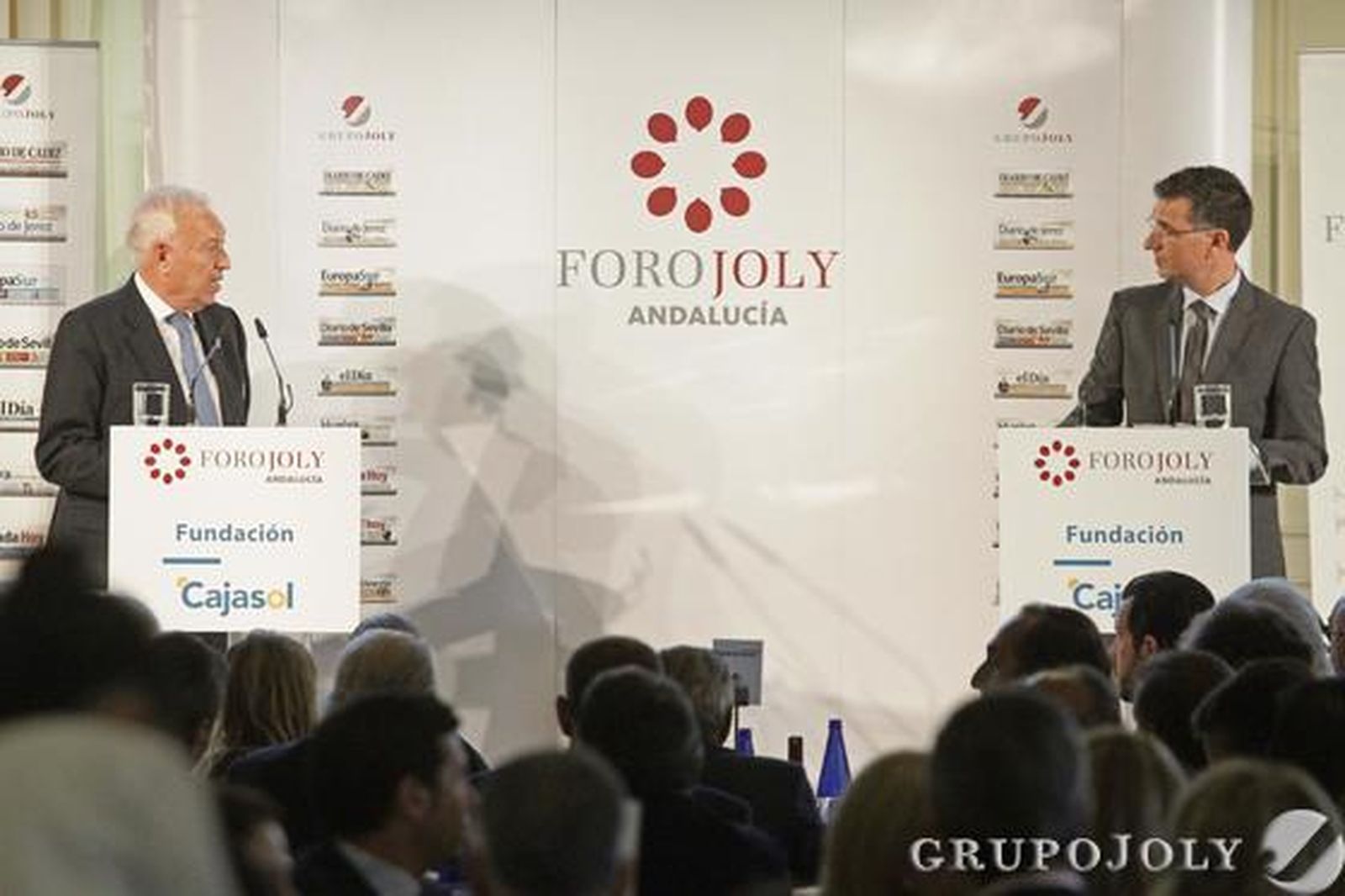 El ministro de Exteriores, José ManuelGarcía-Margallo, responde a una pregunta del director de Europa Sur, Javier Chaparro.  

Foto: Erasmo Fenoy