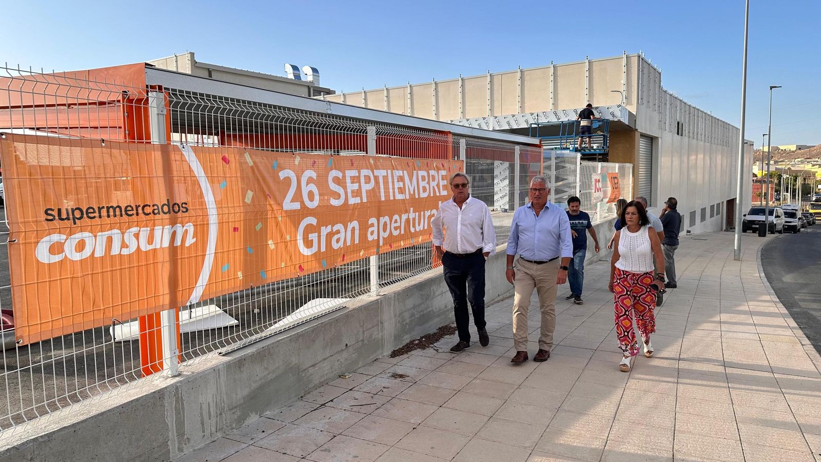 Ismael Torres pasea por los nuevos terrenos.