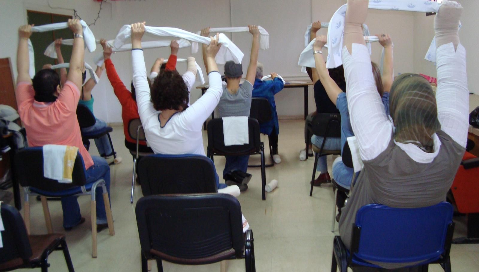 Mujeres durante ejercicios para combatir el linfedema.