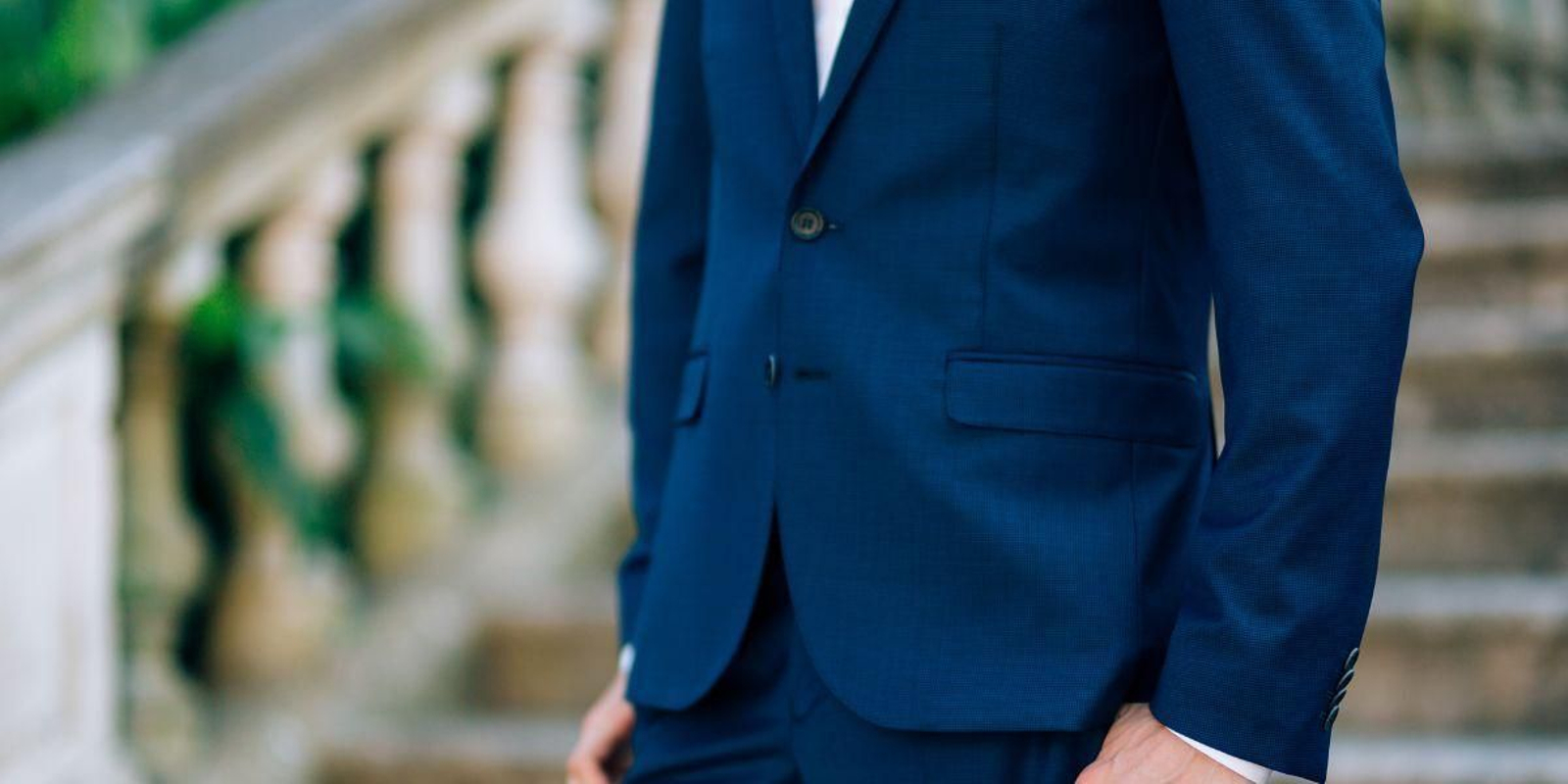 ¿Por qué se deja sin abrochar el último botón de la chaqueta?