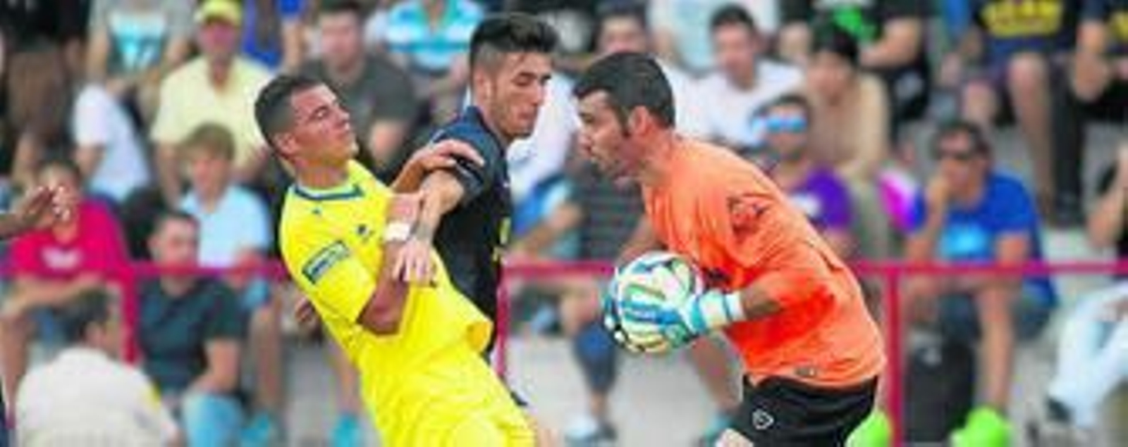 El meta local, Escalona, bloca el balón en el encuentro de ayer.