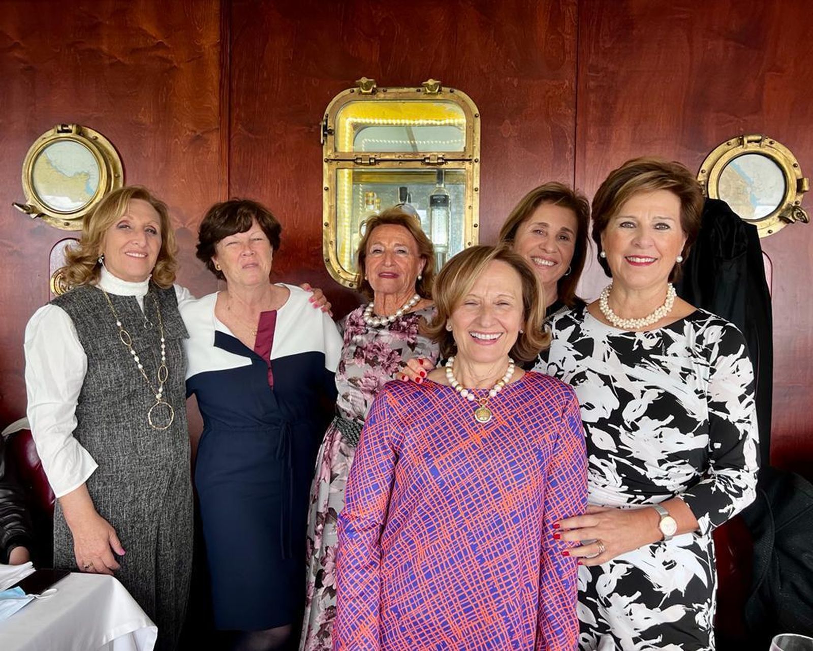 La anfitiriona Paquita García de Veas con Maripe Cornejo, Mari Carmen Foncubierta, Isabel Soto, Rosa Alonso y María Ángeles Lamas.