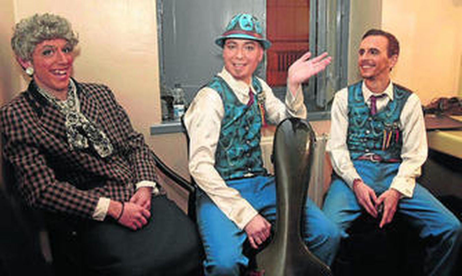 Raúl Cabrera, metiéndose en su papel, posa en el centro junto a un componente y un figurante de su comparsa.