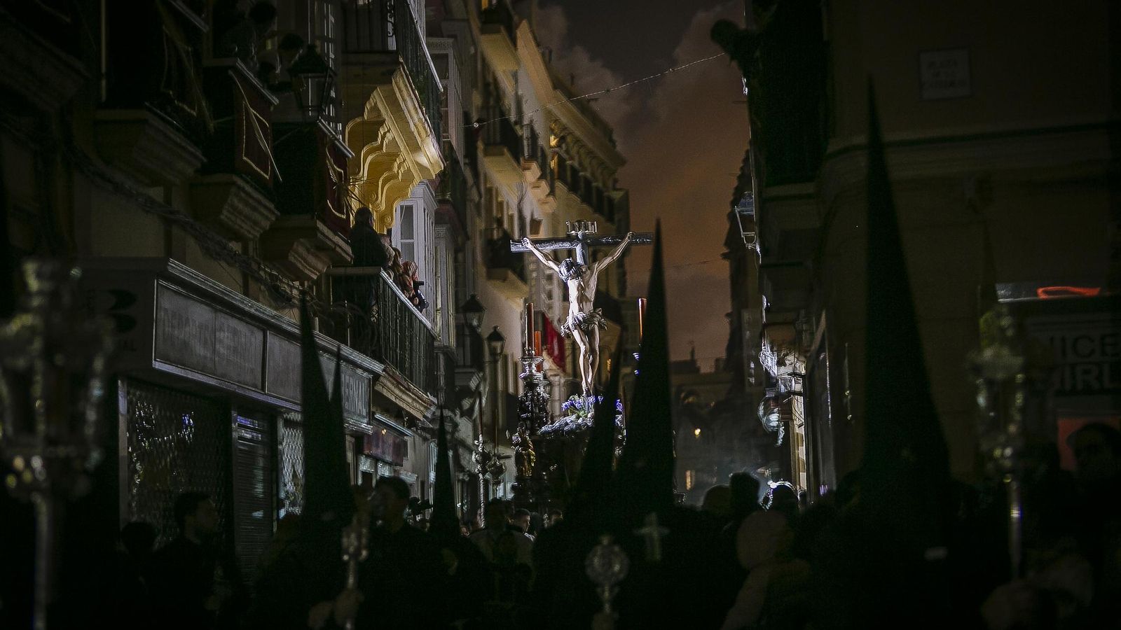 El Cristo de la Buena Muerte, por la calle Pelota. El Cristo de la Buena Muerte, por la calle Pelota.