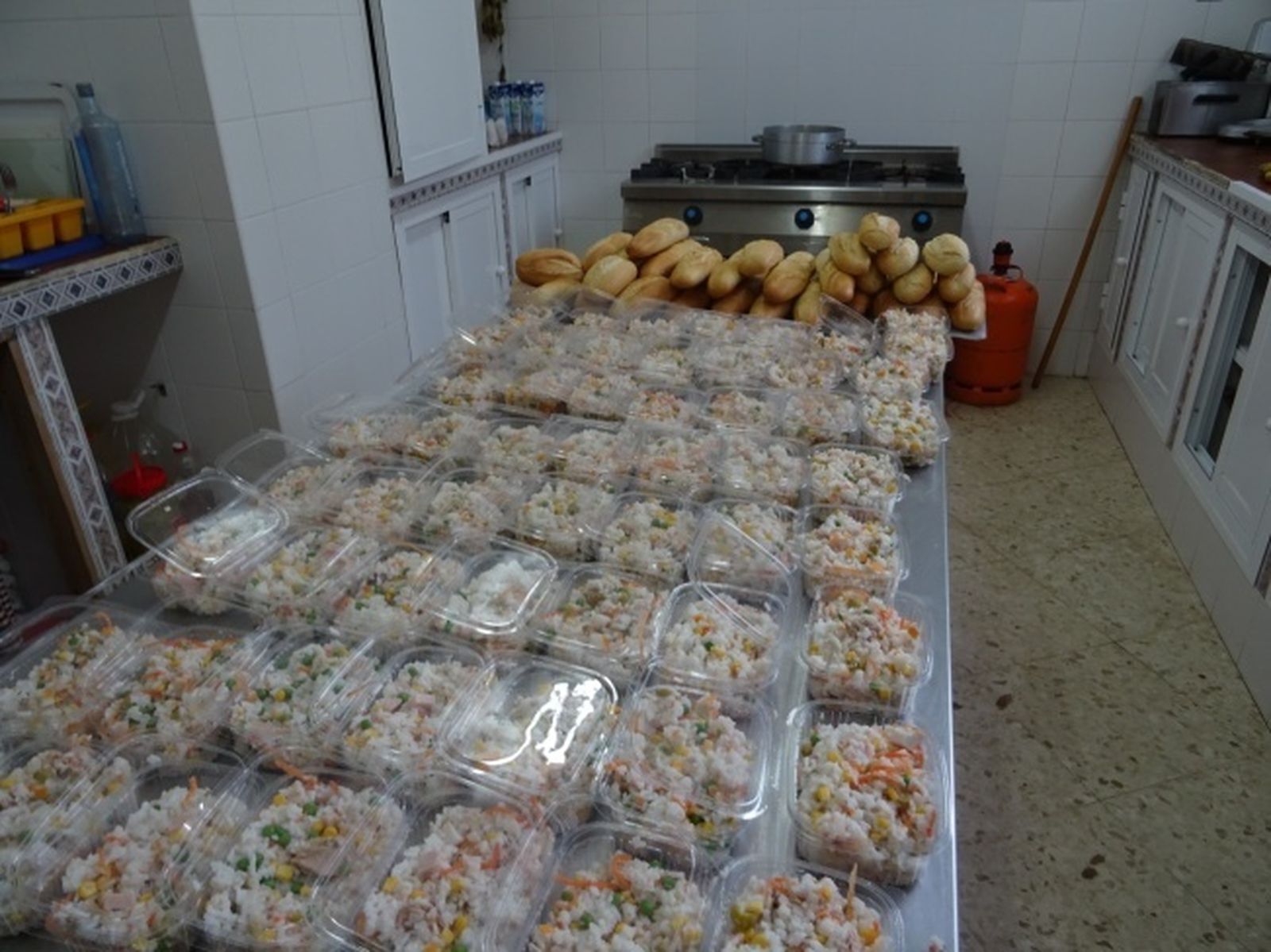 Una hilera de platos preparados y bocadillos, listos para ser repartidos.