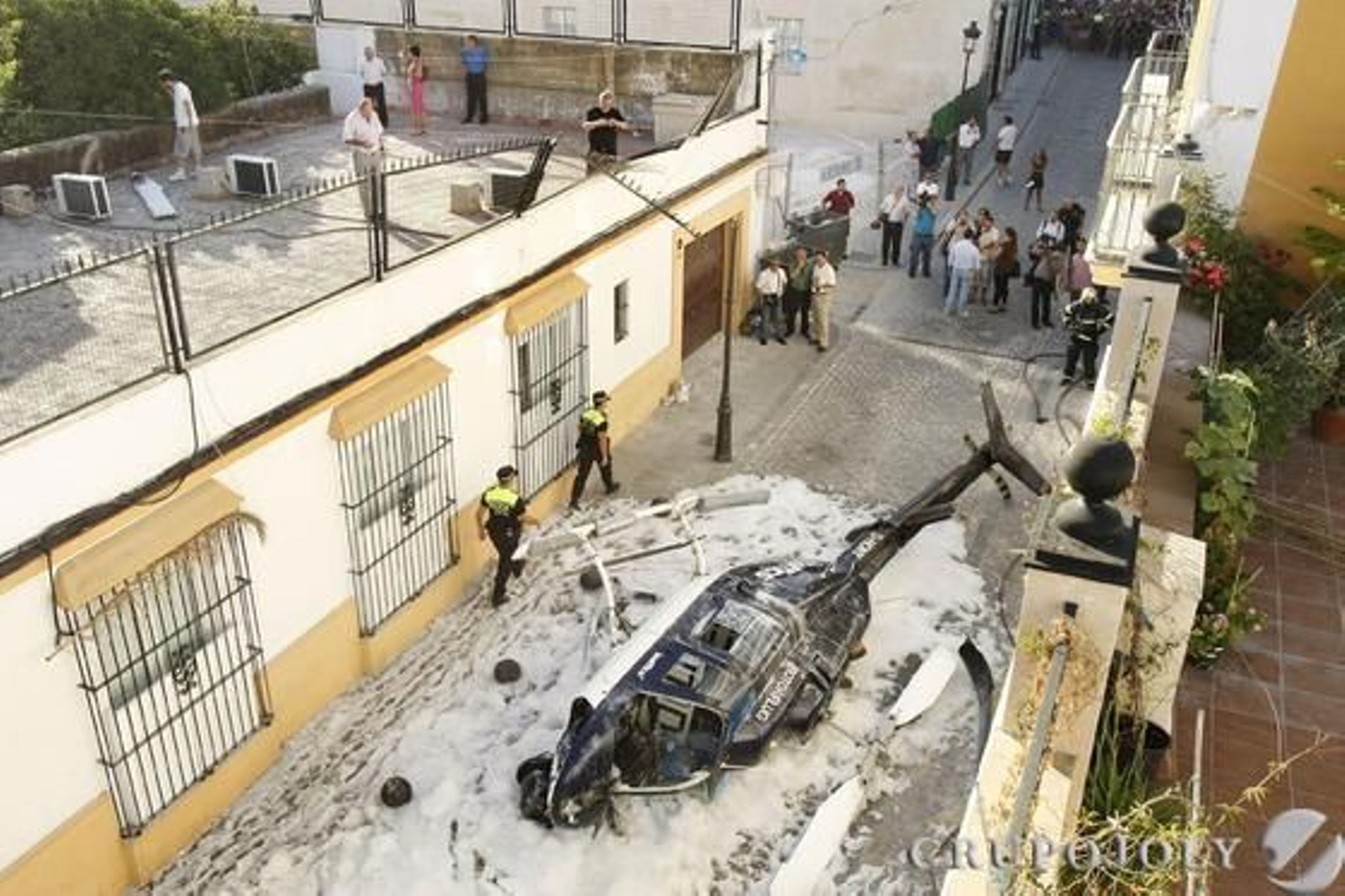 El piloto, que intentó aterrizar, acabó a pocos metros de la Iglesia Prioral Portuense. Heridos el piloto y los dos pasajeros, que tomaban imágenes turísticas de la ciudad./Fotos:Fito Carreto

Foto: Fito Carreto