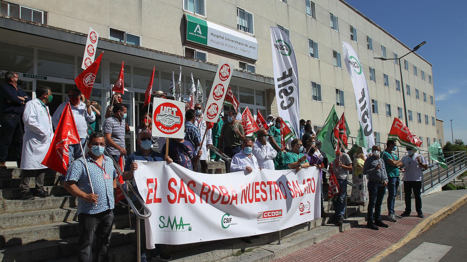 Protesta de los sanitarios, este martes, en el hospital de Jerez.