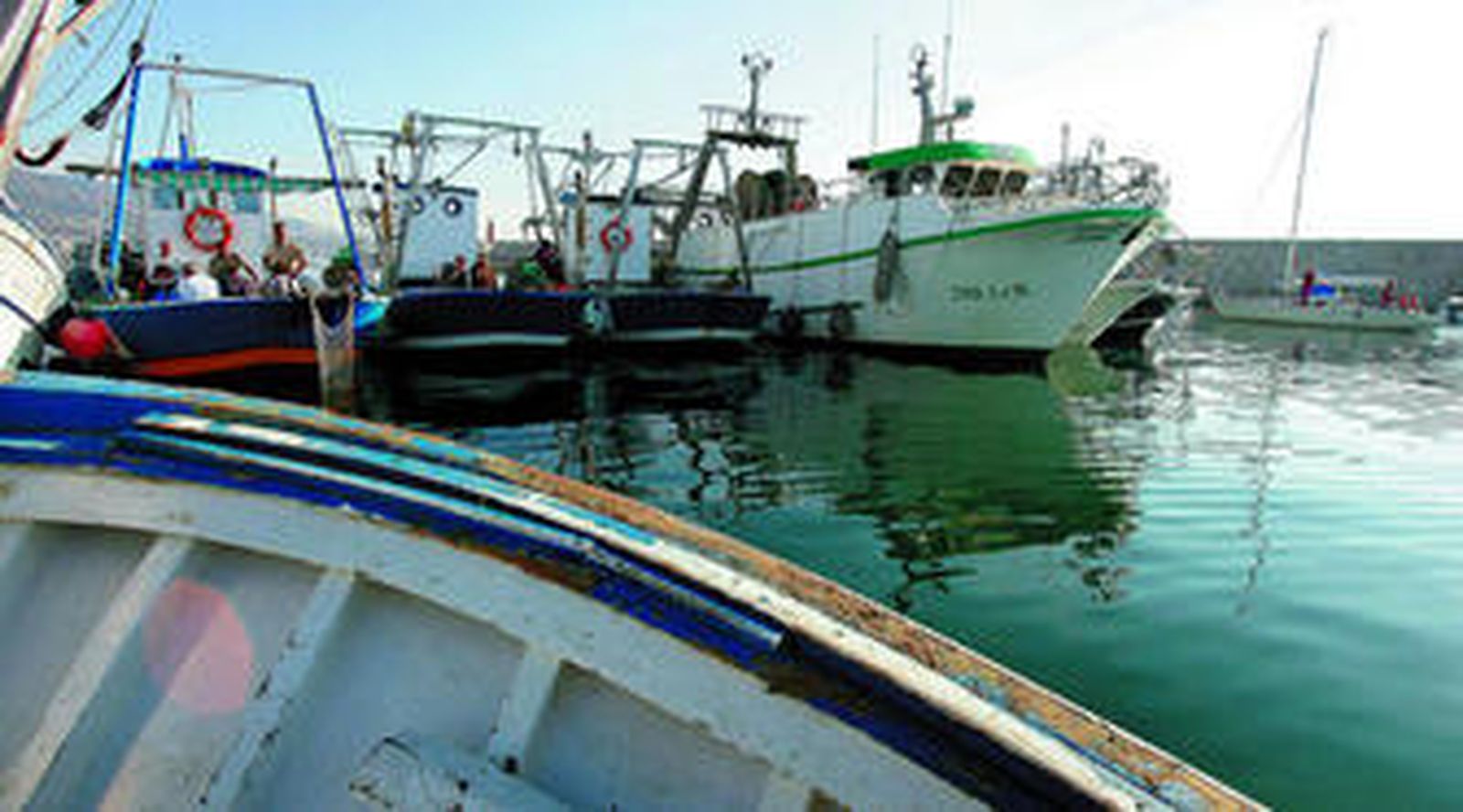 Barcos amarrados en el puerto pesquero de Fuengirola.