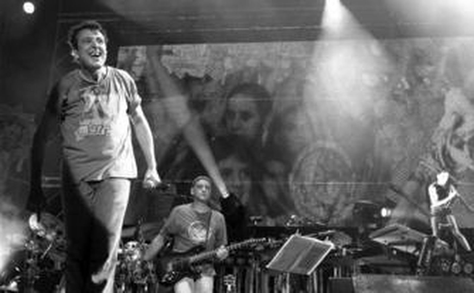 Manolo García, entregado a su público anoche en la plaza de toros Las Palomas de Algeciras.