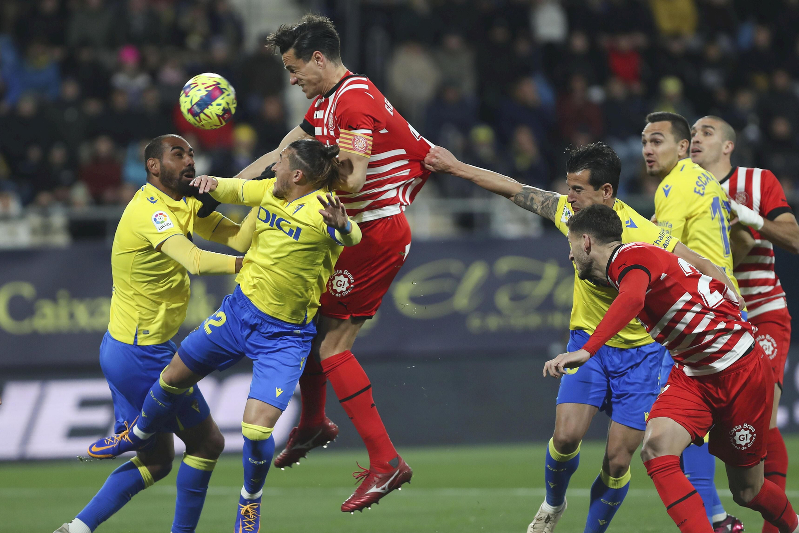 Un lance del partido entre el Cádiz y el Girona.