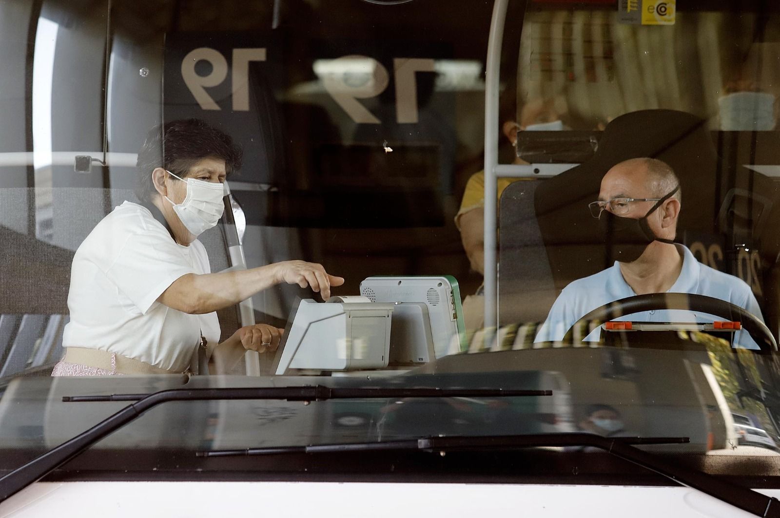 Una usuaria saca un billete de autobús.