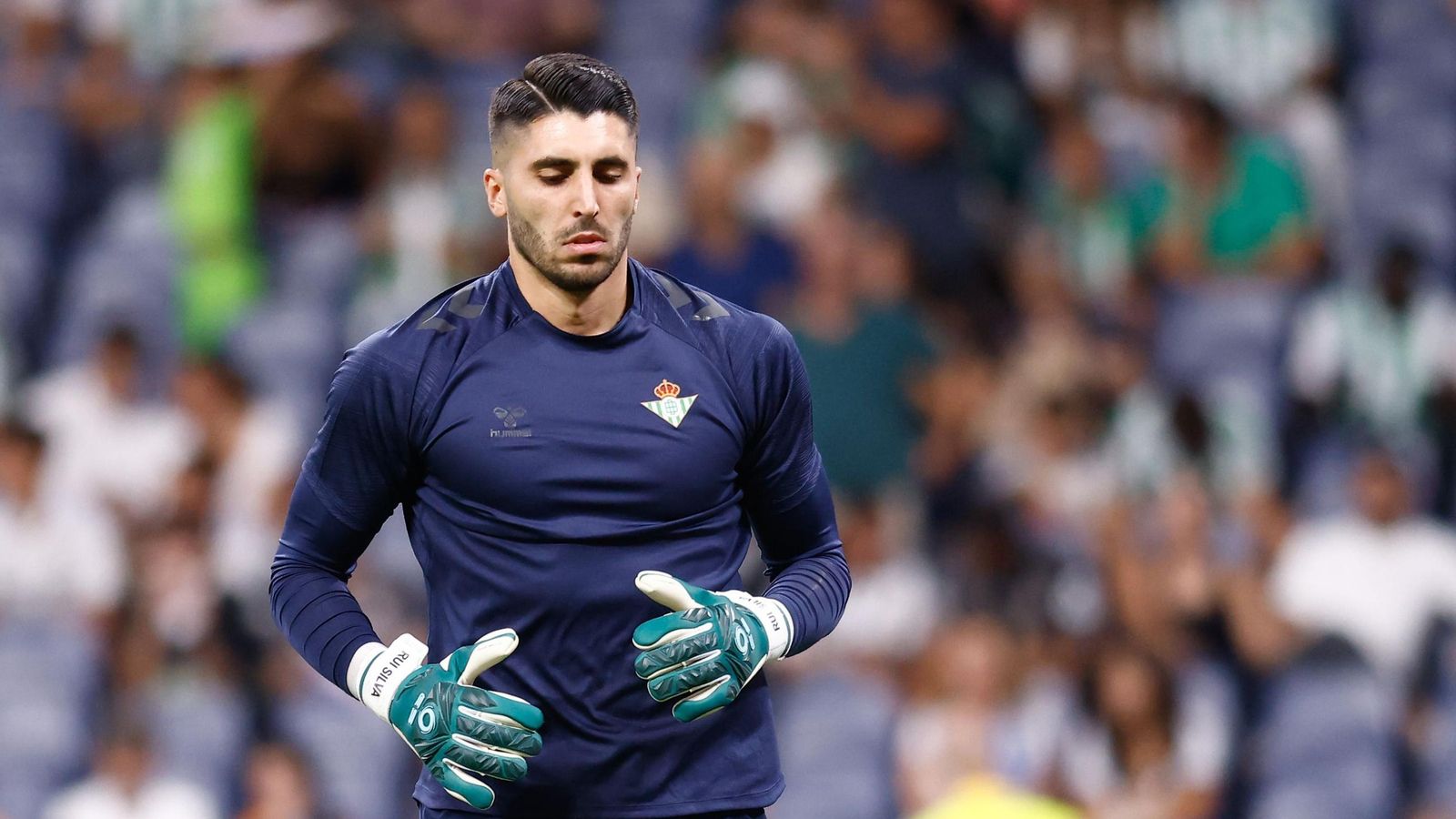 Rui Silva, en el calentamiento de un partido del Betis.