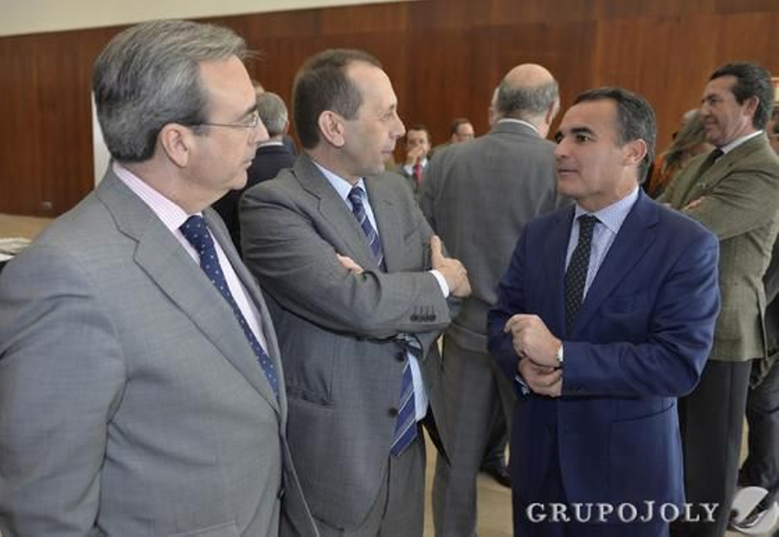 Juan Carlos Fernández con José Antonio Carrizosa. director de 'Diario de Sevilla', y Rafael Herrador, director territorial de La Caixa. / Juan Carlos Vázquez