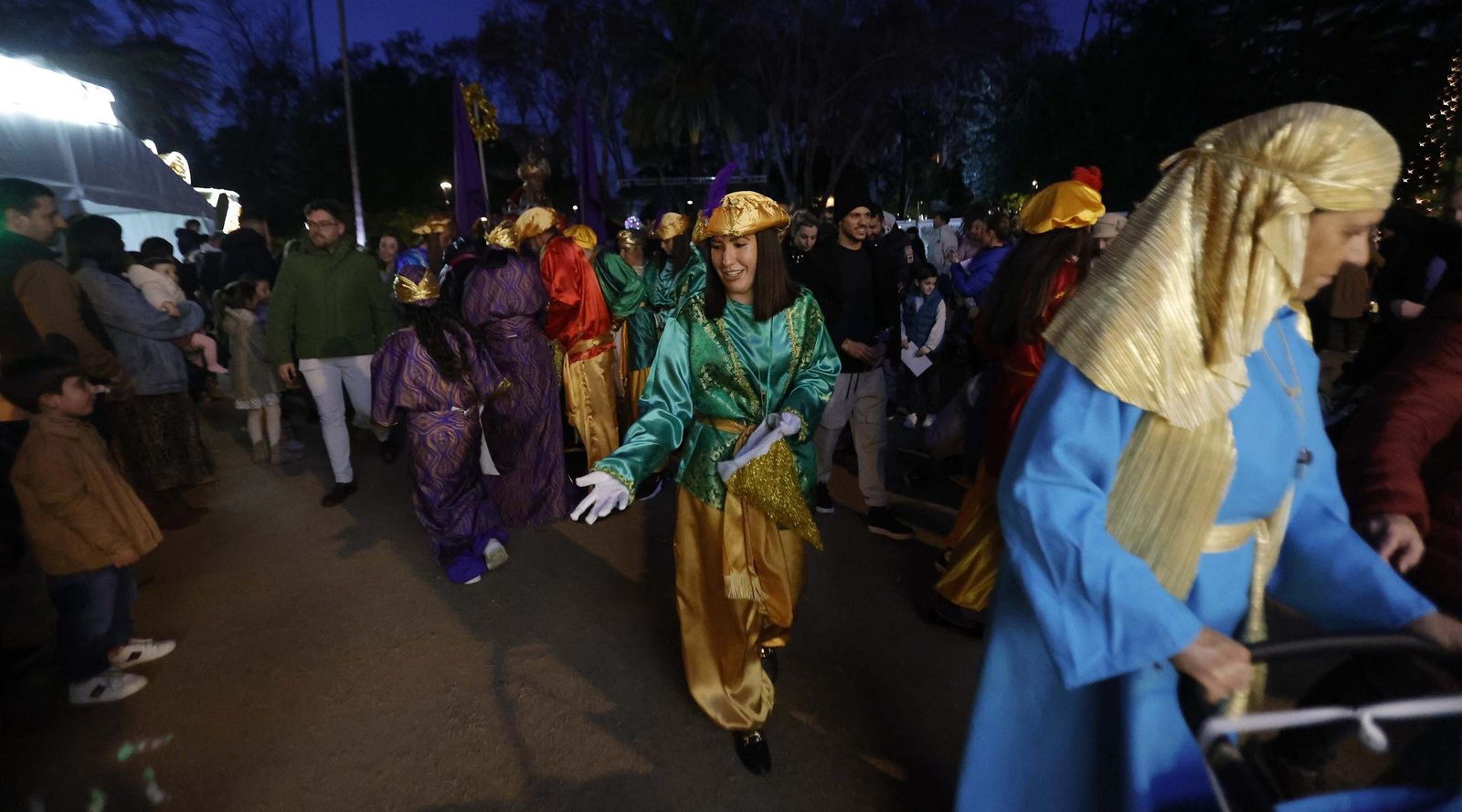 Fotos del heraldo de los Reyes Magos y su corte de beduinos en Algeciras