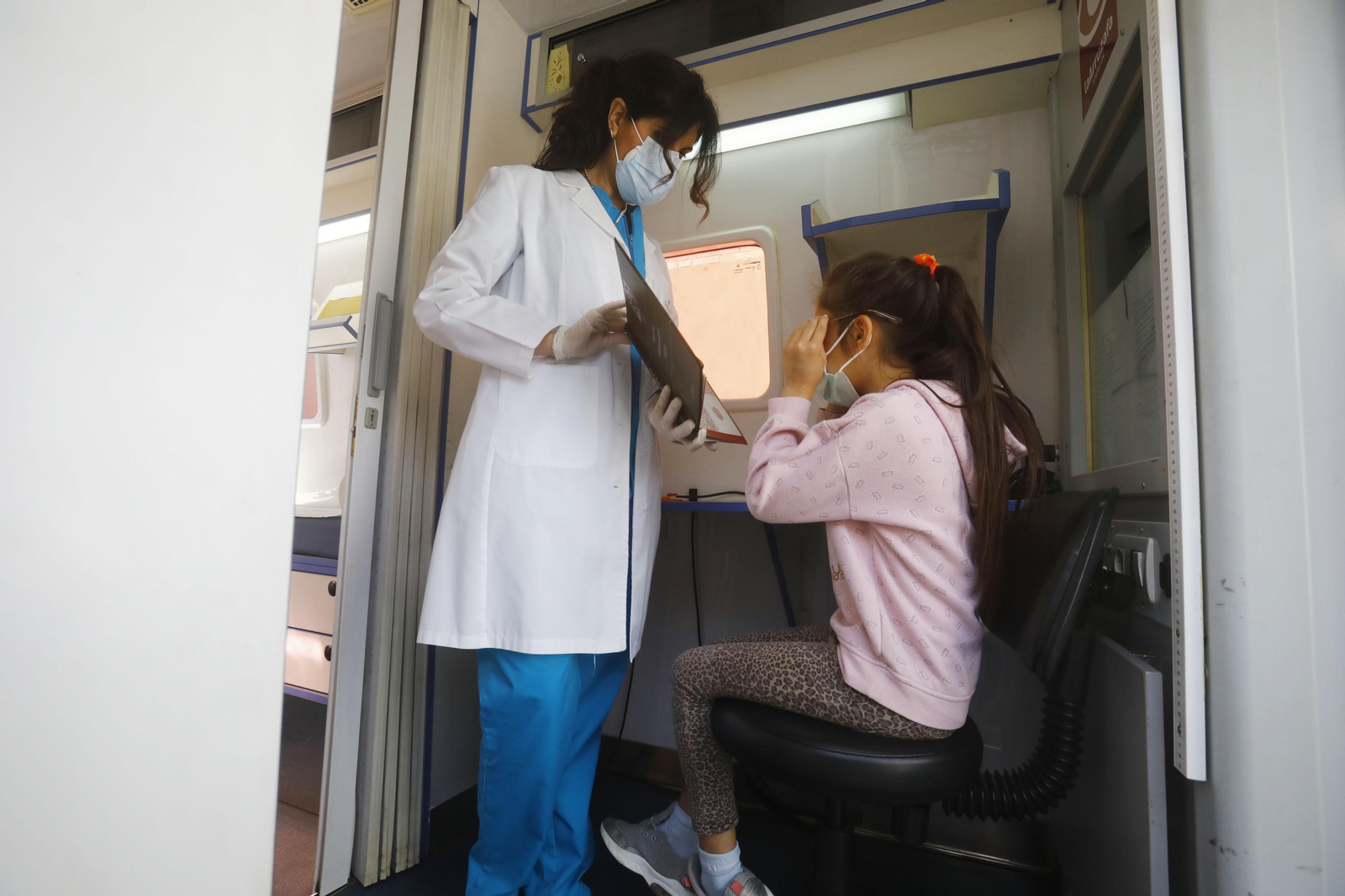 Una niña se gradúa la vista.