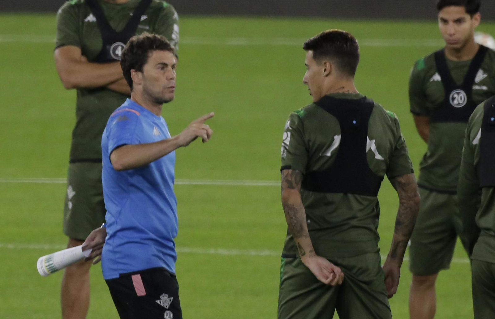 Rubi da instrucciones a Tello en un entrenamiento.