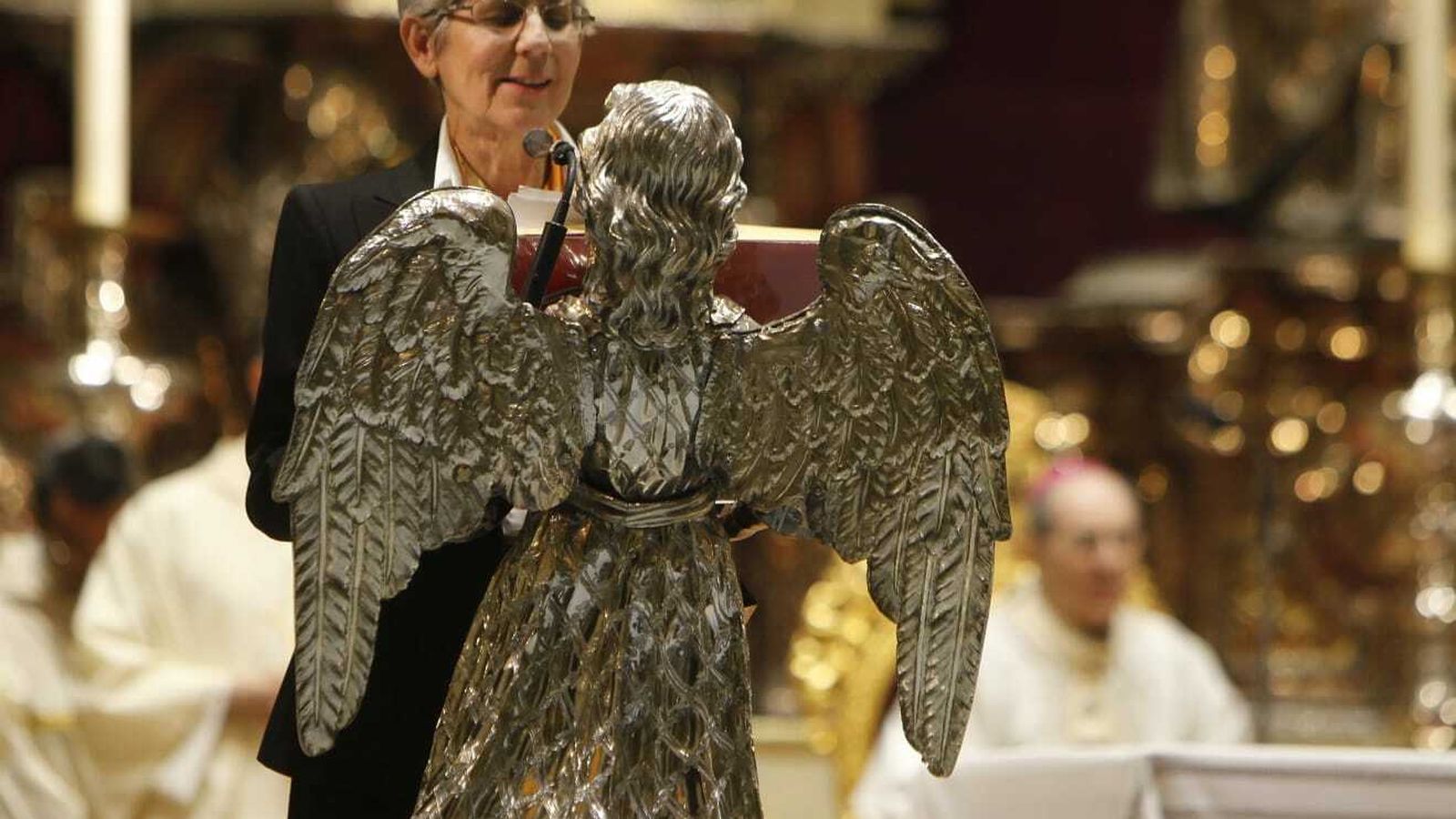 La hermana Fátima Amor, representante de la entidad titular del colegio Sagrada Familia en Sevilla, en un momento de la Eucaristía.