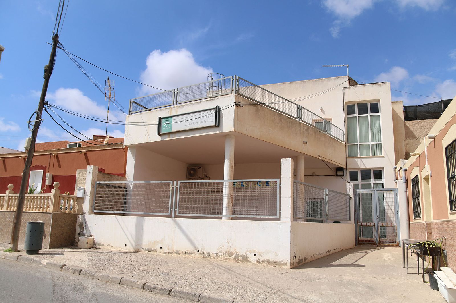 El colegio Maestro Rodríguez Espinosa, sin niños en el exterior.
