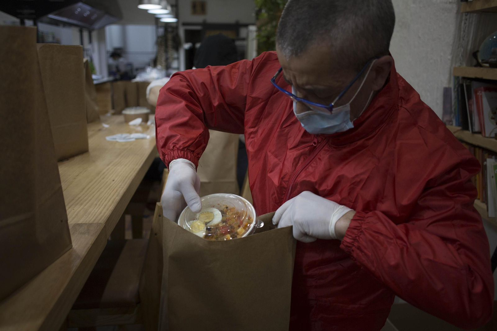 Preparación de los paquetes de comida para su envío.